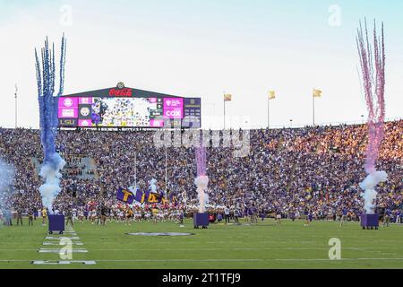 Baton Rouge, LA, USA. Oktober 2023. Das LSU Football Team nimmt das Spielfeld mit einem Feuerwerk vor, bevor die NCAA-Fußballspiele zwischen den Auburn Tigers und den LSU Tigers im Tiger Stadium in Baton Rouge, LA, stattfinden. Jonathan Mailhes/CSM/Alamy Live News Stockfoto