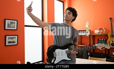 Junger latin-Mann-Musiker macht Selfie per Smartphone im Musikstudio Stockfoto