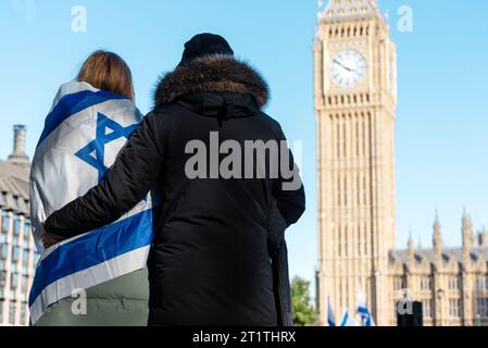 London, Großbritannien. 15. Oktober 2023. Hunderte versammeln sich auf dem Parlamentsplatz zu einer Mahnwache zur Unterstützung Israels und Juden und rufen zur Rückgabe der von der Hamas als Geiseln genommenen Personen auf. Anrede: Andrea Domeniconi/Alamy Live News Stockfoto