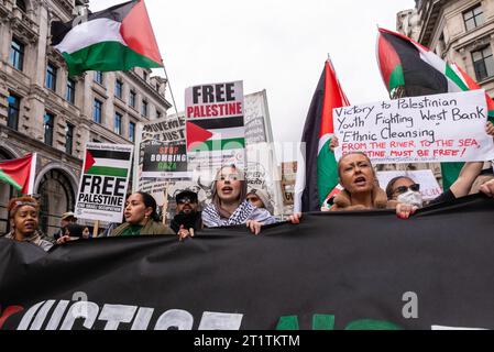 Protest für Palästina nach Eskalation der Militäraktion im Gazastreifen-Konflikt zwischen Israel und Hamas. Frauen auf dem Weg zum protestmarsch Stockfoto