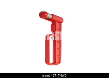 Hammer-Fenster-Glasbrecher auf Zug, Straßenbahn, Bus und Auto, isoliert auf weißem Hintergrund. Befestigung oder Aufhängung eines roten Sicherheitsglashammers in der Nähe des Fensters Stockfoto