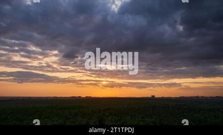 Ein klarer Sommerabendhimmel bietet den perfekten Hintergrund für einen atemberaubenden Sonnenuntergang Stockfoto