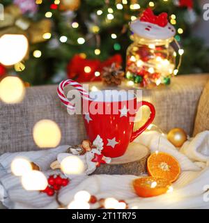 Neujahr Weihnachten Hintergrund. Das ist ein Glasbecher, Weihnachtsdekoration, Girlande. Stockfoto