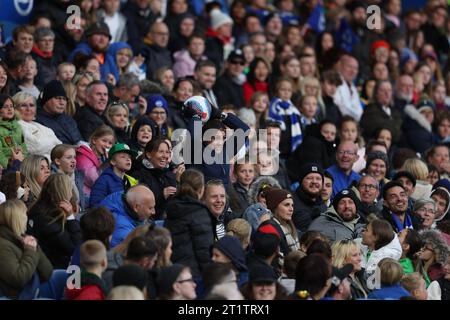 Brighton, Großbritannien. Oktober 2023. Fußballfan fängt den Ball während des Spiels der Barclays Women's Super League zwischen Brighton & Hove Albion und Tottenham Hotspur im American Express Stadium in Brighton. Quelle: James Boardman/Alamy Live News Stockfoto