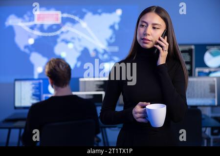 Frau Cybersecurity Manager spricht am Telefon im Enterprise Cyber Security Operations Center SOC Stockfoto