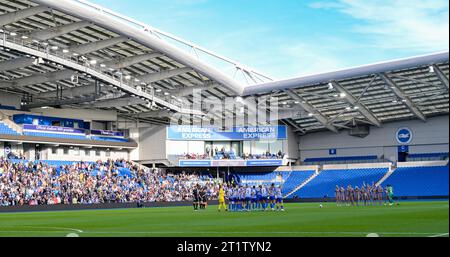 Brighton UK 15 Oktober 2023 - Fans und Spieler halten sich für eine Schweigeminute in Bezug auf diejenigen, die während des Fußballspiels der Barclays Women's Super League zwischen Brighton & Hove Albion und Tottenham Hotspur im American Express Stadium ihr Leben verloren haben (nur für redaktionelle Zwecke): Credit Simon Dack /TPI/ Alamy Live News Stockfoto