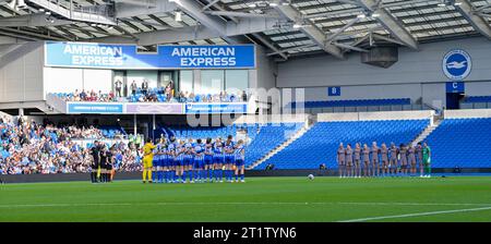 Brighton UK 15 Oktober 2023 - Fans und Spieler halten sich für eine Schweigeminute in Bezug auf diejenigen, die während des Fußballspiels der Barclays Women's Super League zwischen Brighton & Hove Albion und Tottenham Hotspur im American Express Stadium ihr Leben verloren haben (nur für redaktionelle Zwecke): Credit Simon Dack /TPI/ Alamy Live News Stockfoto