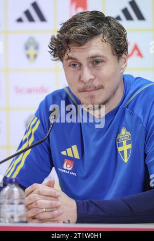 Brüssel, Belgien Oktober 2023. Schwedens Victor Lindelof wurde während einer Pressekonferenz der schwedischen Fußballnationalmannschaft im King Baudouin Stadion (Stade ROI Baudouin - Koning Boudewijn stadion) am Sonntag, dem 15. Oktober 2023, im Bild dargestellt. Die belgische Fußballnationalmannschaft Red Devils spielt am Montag gegen Schweden, das Spiel 7/8 in der Gruppe F der EM 2024 Qualifikation. BELGA FOTO BRUNO FAHY Credit: Belga News Agency/Alamy Live News Stockfoto