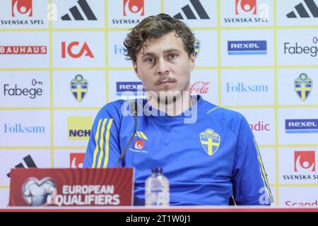 Brüssel, Belgien Oktober 2023. Schwedens Victor Lindelof wurde während einer Pressekonferenz der schwedischen Fußballnationalmannschaft im King Baudouin Stadion (Stade ROI Baudouin - Koning Boudewijn stadion) am Sonntag, dem 15. Oktober 2023, im Bild dargestellt. Die belgische Fußballnationalmannschaft Red Devils spielt am Montag gegen Schweden, das Spiel 7/8 in der Gruppe F der EM 2024 Qualifikation. BELGA FOTO BRUNO FAHY Credit: Belga News Agency/Alamy Live News Stockfoto