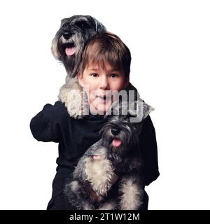 Porträt eines Kindes mit Miniatur-Schnauzer-Welpen, isoliert auf weißem Hintergrund. Studio-Aufnahme Stockfoto