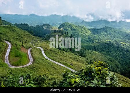 Gewundene Bergstraße am Ha Giang Loop, Quan Ba Heaven Gate, Ha Giang, Vietnam Stockfoto