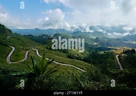 Gewundene Bergstraße am Ha Giang Loop, Quan Ba Heaven Gate, Ha Giang, Vietnam Stockfoto