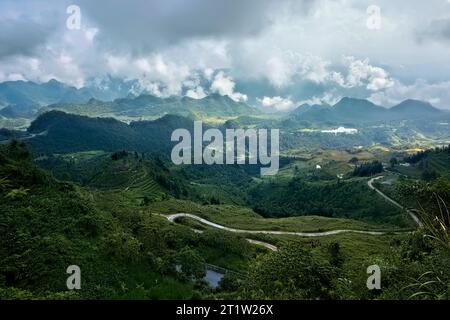 Gewundene Bergstraße am Ha Giang Loop, Quan Ba Heaven Gate, Ha Giang, Vietnam Stockfoto