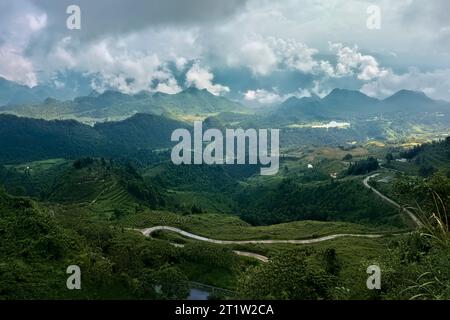 Gewundene Bergstraße am Ha Giang Loop, Quan Ba Heaven Gate, Ha Giang, Vietnam Stockfoto