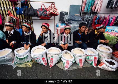 Ethnische Tay-Frauen verkaufen Reis auf dem Markt in Dong Van, Ha Giang, Vietnam Stockfoto