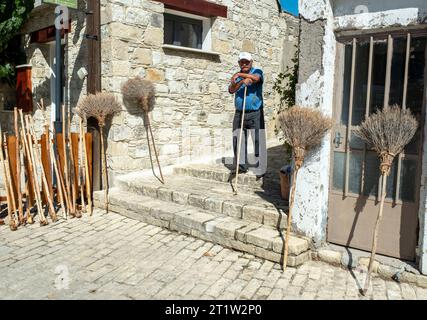 Ein Mann, der Bürsten, Besen und Wanderstöcke beim Amargeti Olive Festival in der Republik Zypern verkauft. Stockfoto