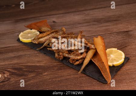 FRITTIERTE MEERESFRÜCHTE, REZEPT FÜR FISCH, GEROCHEN UND GEBRATENE PITA, ZITRONE Stockfoto