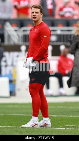 Cleveland, Usa. Oktober 2023. San Francisco 49ers Quarterback Brock Purdy (13) wärmt sich vor dem Spiel der 49ers gegen die Cleveland Browns in Cleveland, Ohio, am Sonntag, den 15. Oktober 2023 auf. Foto: Aaron Josefczyk/UPI Credit: UPI/Alamy Live News Stockfoto