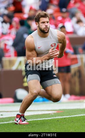 Cleveland, Usa. Oktober 2023. San Francisco 49ers Nick Bosa (97) wärmt sich vor dem Spiel der 49ers gegen die Cleveland Browns in Cleveland, Ohio, am Sonntag, den 15. Oktober 2023 auf. Foto: Aaron Josefczyk/UPI Credit: UPI/Alamy Live News Stockfoto