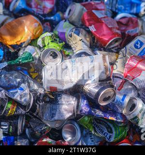 Recycling und Entsorgung gebrauchter und neuer Aluminiumdosen – Moskau, Russland, 5. September 2023 Stockfoto