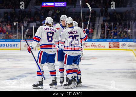 Rochester, New York, USA. Oktober 2023. Die Spieler der Rochester American feiern in der zweiten Periode ein Tor gegen die Bridgeport Islanders. Die Rochester Americans veranstalteten die Bridgeport Islanders in einem Spiel der American Hockey League in der Blue Cross Arena in Rochester, New York. (Jonathan Tenca/CSM). Quelle: csm/Alamy Live News Stockfoto