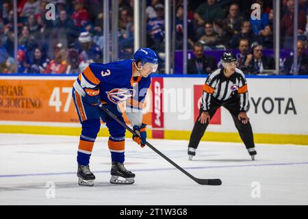 Rochester, New York, USA. Oktober 2023. Bridgeport Islanders Stürmer Robin Salo (3) Skates in der dritten Periode gegen die Rochester Americans. Die Rochester Americans veranstalteten die Bridgeport Islanders in einem Spiel der American Hockey League in der Blue Cross Arena in Rochester, New York. (Jonathan Tenca/CSM). Quelle: csm/Alamy Live News Stockfoto