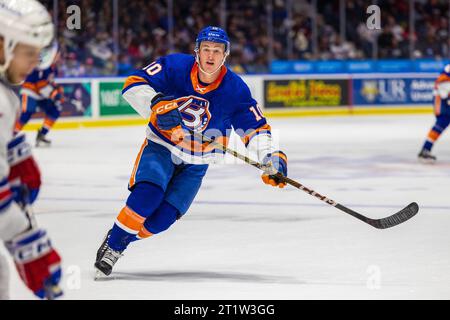 Rochester, New York, USA. Oktober 2023. Bridgeport Islanders stürzte Kyle MacLean (10) Skates in der ersten Periode gegen die Rochester Americans. Die Rochester Americans veranstalteten die Bridgeport Islanders in einem Spiel der American Hockey League in der Blue Cross Arena in Rochester, New York. (Jonathan Tenca/CSM). Quelle: csm/Alamy Live News Stockfoto