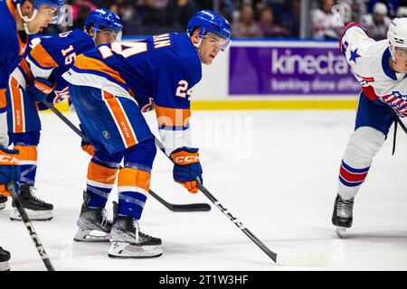 Rochester, New York, USA. Oktober 2023. Bridgeport Islanders Stürmer Karson Kuhlman (24) Skates in der zweiten Periode gegen die Rochester Americans. Die Rochester Americans veranstalteten die Bridgeport Islanders in einem Spiel der American Hockey League in der Blue Cross Arena in Rochester, New York. (Jonathan Tenca/CSM). Quelle: csm/Alamy Live News Stockfoto