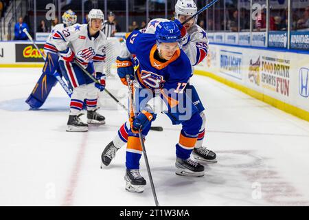 Rochester, New York, USA. Oktober 2023. Bridgeport Islanders stürmte Ruslan Iskhakow (17) Skates in der dritten Periode gegen die Rochester-Amerikaner. Die Rochester Americans veranstalteten die Bridgeport Islanders in einem Spiel der American Hockey League in der Blue Cross Arena in Rochester, New York. (Jonathan Tenca/CSM). Quelle: csm/Alamy Live News Stockfoto