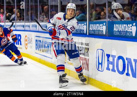 Rochester, New York, USA. Oktober 2023. Der Rochester-Amerikaner-Verteidiger Ryan Johnson (23) skatet in der dritten Periode gegen die Bridgeport Islanders. Die Rochester Americans veranstalteten die Bridgeport Islanders in einem Spiel der American Hockey League in der Blue Cross Arena in Rochester, New York. (Jonathan Tenca/CSM). Quelle: csm/Alamy Live News Stockfoto