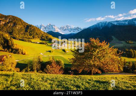 Sonniger Tag im Dorf Ssnta Magdalena. Malerische und wunderschöne Szene. Lage berühmter Place Funes Valley, Geißler Gruppe, Dolomiti Alps. Provinz Bolza Stockfoto