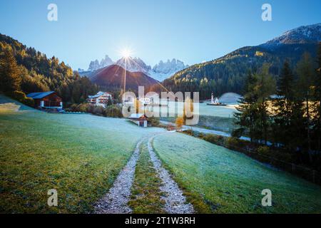 Sonniger Tag im Dorf Ssnta Magdalena. Malerische und wunderschöne Szene. Lage berühmter Place Funes Valley, Geißler Gruppe, Dolomiti Alps. Provinz Bolza Stockfoto