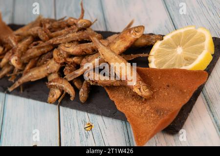 FRITTIERTE MEERESFRÜCHTE, REZEPT FÜR FISCH, GEROCHEN UND GEBRATENE PITA, ZITRONE Stockfoto