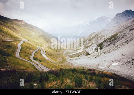 Blick auf den höchsten asphaltierten Bergpass in den Ostalpen Stilfserjoch. Malerische und wunderschöne Szene. Lage Ort Dreisprachenspitze, Südtirol Stockfoto