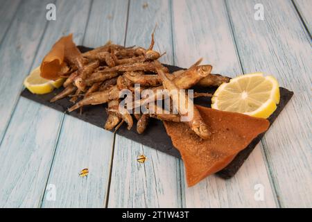 FRITTIERTE MEERESFRÜCHTE, REZEPT FÜR FISCH, GEROCHEN UND GEBRATENE PITA, ZITRONE Stockfoto