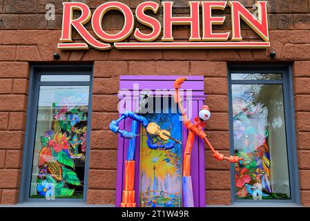 Roshen, farbenfrohe Schaufensterpräsentation des Süßwarengeschäfts Roshen, im Besitz des ehemaligen ukrainischen Präsidenten Petro Poroschenko. Roshen Corporation, Dnipro City, Stockfoto