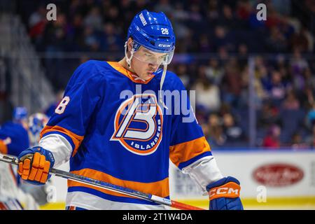 Rochester, New York, USA. Oktober 2023. Bridgeport Islanders Stürmer William Dufour (28) Skates in der ersten Periode gegen die Rochester-Amerikaner. Die Rochester Americans veranstalteten die Bridgeport Islanders in einem Spiel der American Hockey League in der Blue Cross Arena in Rochester, New York. (Jonathan Tenca/CSM). Quelle: csm/Alamy Live News Stockfoto