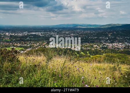 Ausblicke und malerische Ausblicke auf die Landschaft von gloucester und ländliche Städte, Dörfer, Wälder und Hügel bei Wanderungen auf dem Cotswolds Way, einer von sechzehn Stockfoto