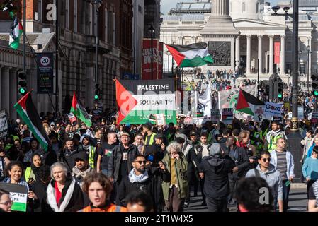 Protest für Palästina nach Eskalation der Militäraktion im Gazastreifen-Konflikt zwischen Israel und Hamas. Palästinensische Solidaritätsflagge in Whitehall Stockfoto
