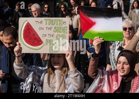 Protest für Palästina nach Eskalation der Militäraktion im Gazastreifen-Konflikt zwischen Israel und Hamas. Die Wahrheit liegt auf der Seite der Unterdrückten Stockfoto