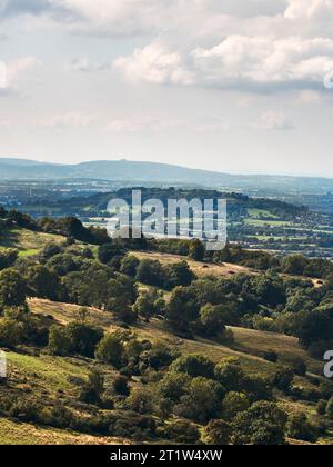 Ausblicke und malerische Ausblicke auf die Landschaft von gloucester und ländliche Städte, Dörfer, Wälder und Hügel bei Wanderungen auf dem Cotswolds Way, einer von sechzehn Stockfoto