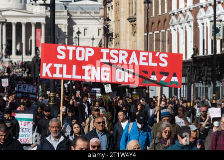 Protest für Palästina nach Eskalation der Militäraktion im Gazastreifen-Konflikt zwischen Israel und Hamas. Das Schild soll Israels Tötung des Gazastreifens stoppen Stockfoto