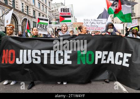 Protest für Palästina nach Eskalation der Militäraktion im Gazastreifen-Konflikt zwischen Israel und Hamas. Keine Gerechtigkeit, kein Friedensbanner Stockfoto