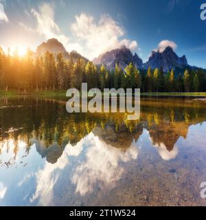 Der malerische Reichtum des Antorno-Sees im Nationalpark Tre Cime di Lavaredo. Malerische und wunderschöne Morgenszene. Lage Auronzo, Misurina, Dolomiti Stockfoto