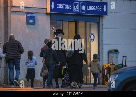 Menschen, die vor dem Hauptgebäude des Militärflughafens bei der Ankunft eines von der belgischen Verteidigung organisierten Fluges zur Rückkehr überwiegend belgischer Einwohner aus Tel Aviv, Israel, am Militärflughafen Melsbroek, Melsbroek, am Sonntag, den 15. Oktober 2023, abgebildet sind. Am Samstag, den 7. Oktober, startete die Hamas einen Angriff auf die israelische Region an der Grenze zu Gaza in Palästina, bei dem mindestens 700 Menschen getötet wurden. Israel bestätigte, dass die Hamas auch 126 Menschen als Geiseln genommen hat. Als Antwort auf den Angriff startete Israel Luftangriffe auf den Norden des Gazastreifens. Eine Woche nach Beginn des Krieges zwischen der palästinensischen Bewegung Hamas und Israel, 2, 3 Stockfoto