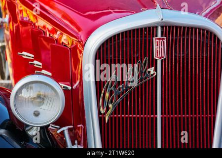 uschgorod, ukraine - 31. oktober 2021: Nahaufnahme eines roten Fiat 508 balilla Oldtimers mit Chrom-Logo auf dem Kühlergrill. Sonniges Outdoor im Herbstpark Stockfoto