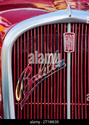 uschgorod, ukraine - 31. oktober 2021: Nahaufnahme eines roten Fiat 508 balilla Oldtimers mit Chrom-Logo auf dem Kühlergrill. Sonniges Outdoor im Herbstpark Stockfoto