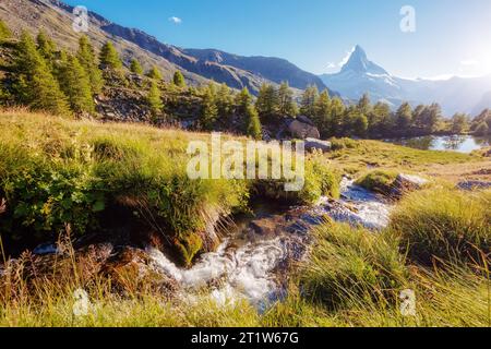 Landschaftlich reizvolle Umgebung mit dem berühmten Matterhorn-Gipfel im Alpental. Dramatische und malerische Szene. Lage Ort Schweizer alpen, Grindjisee, Wallis Region Stockfoto