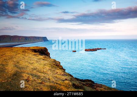 Tolle Aussicht auf Kirkjufjara Strand und sonnigen Hügeln. Beliebte Touristenattraktion. Malerische und schöne Szene. Ort Sudurland, Kap Dyrholaey, Stockfoto