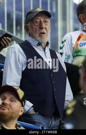 Dieter Hallervorden besucht Handballspiel - Handball Bundesliga Saison 2023-2024 SC Magdeburg gegen TSV Hannover-Burgdorf in der GETEC Arena in Magdeburg - Handball, Deutschland, 15.10.2023 *** Dieter Hallervorden besucht Handball Bundesliga Saison 2023 2024 SC Magdeburg gegen TSV Hannover Burgdorf in der GETEC Arena in Magdeburg Handball, Deutschland, Deutschland, 15 10 2023 Credit: Imago/Alamy Live News Stockfoto